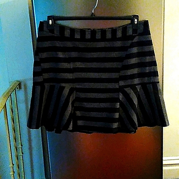 Worthington Dresses & Skirts - Worthington gray/black woolen striped mini skirt, size 18